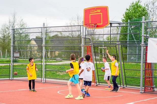 Kinder auf Basketball-Platz