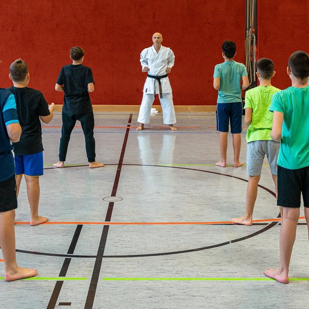 Kinder bei Karate-Kurs