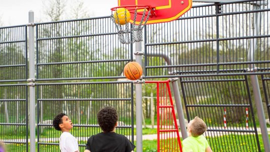 Kinder auf Basketball-Platz